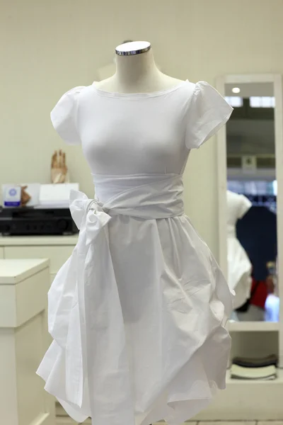 Beyaz elbise — Stok fotoğraf