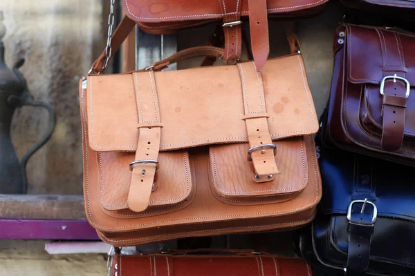 Handväska i brunt läder — Stockfoto