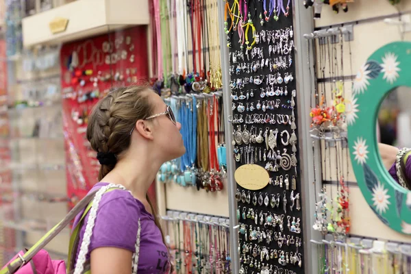 Girl choosing souvenir — Stock Photo, Image