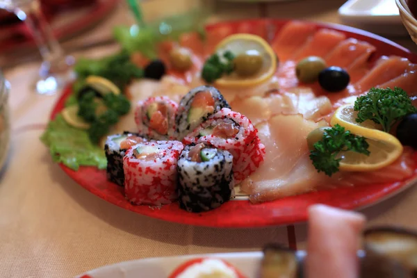 Sushi e peixe fatiado — Fotografia de Stock