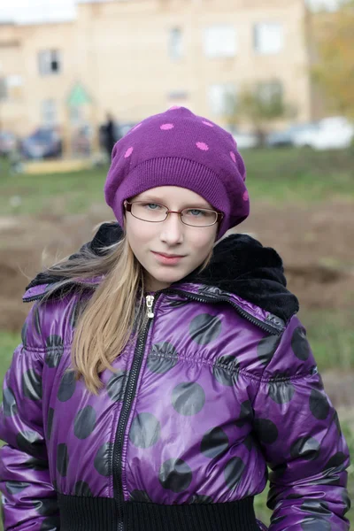 Porträtt av flicka utomhus — Stockfoto
