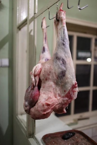 Мясо ягненка на крючке — стоковое фото