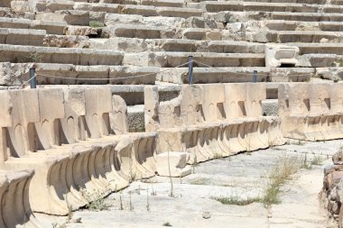Dionysos Tiyatrosu içinde mermer tahtlar