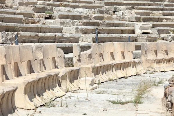 Dionysos Tiyatrosu içinde mermer tahtlar — Stok fotoğraf