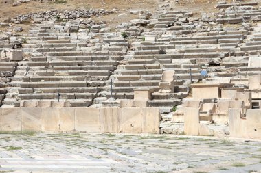 Dionysos Tiyatrosu koltuklarda kalıntıları