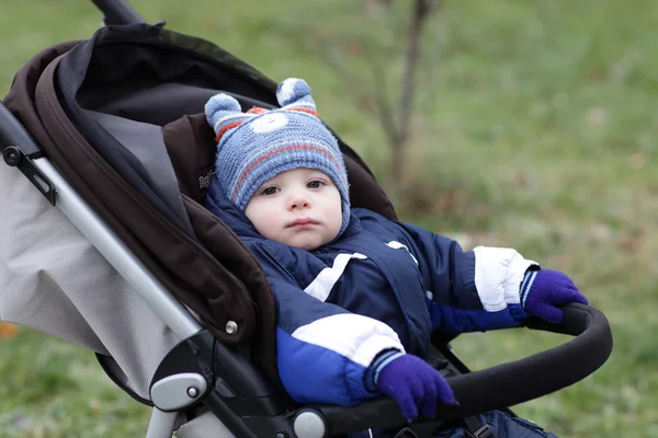 Bambino pensieroso in un passeggino — Foto Stock