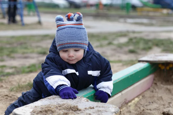 Toddler playing with sand — Stock Photo, Image