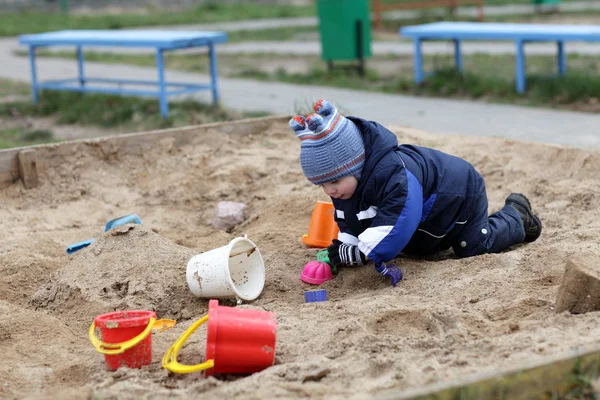 サンド ボックスで遊んで幼児 — ストック写真