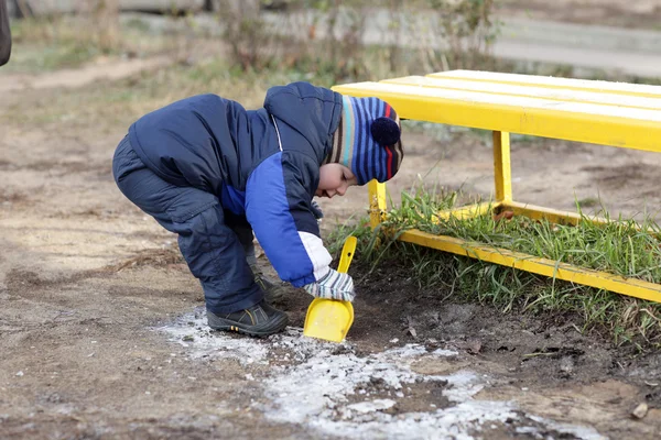 Toddler playing with shovel — Stock Photo, Image