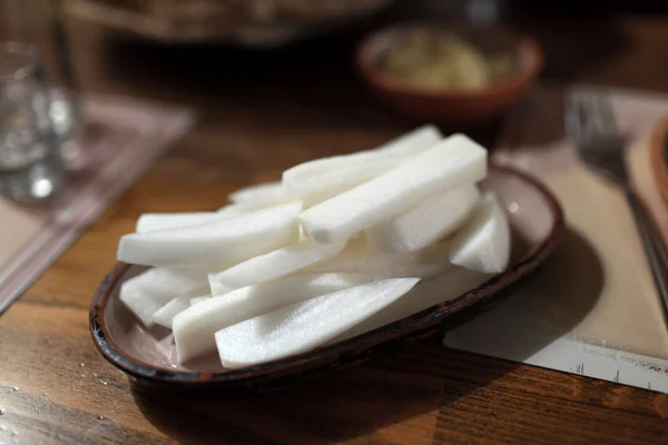 Fatias de rabanete como aperitivo para Khash — Fotografia de Stock