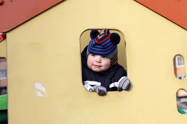 Child in toy house — Stock Photo, Image