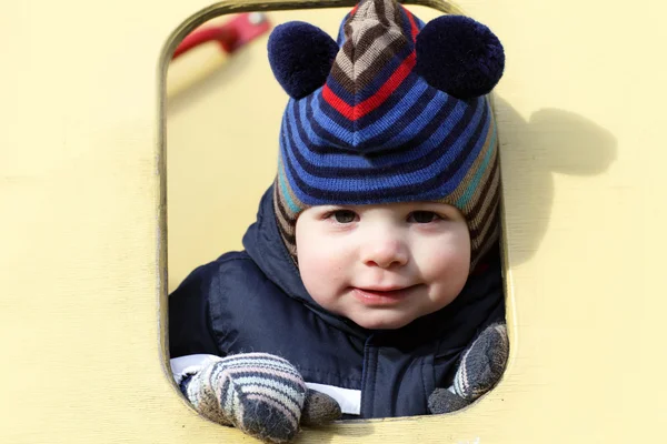 Счастливый мальчик в игрушечном доме — стоковое фото