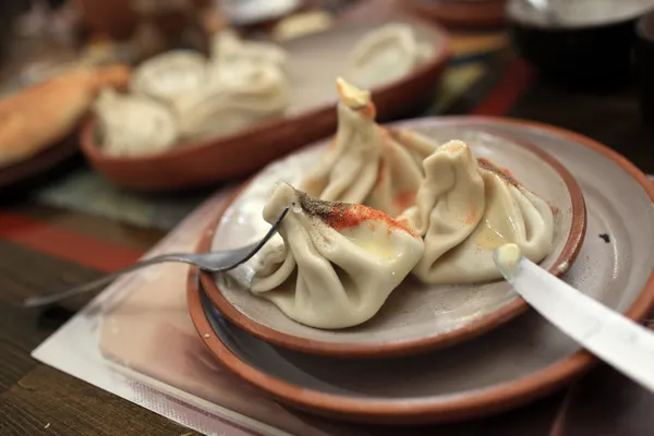 Warme khinkali met peper en boter — Stockfoto