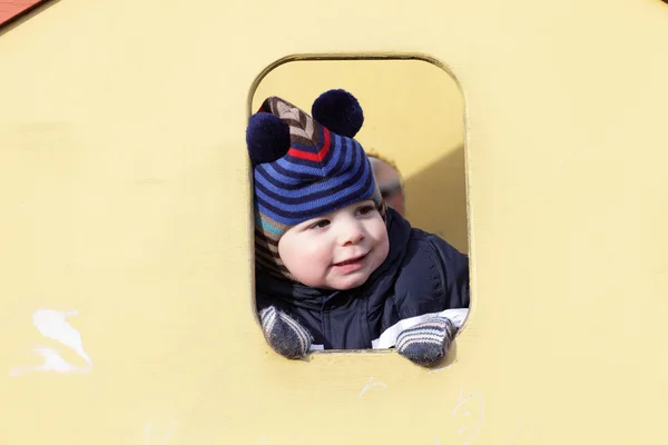 Toddler di rumah mainan — Stok Foto