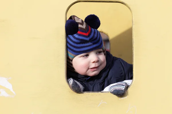 Портрет малыша в игрушечном домике — стоковое фото