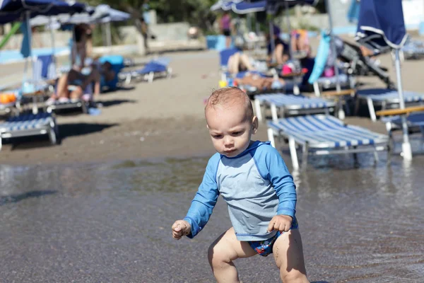 Çocuk bir plajda — Stok fotoğraf