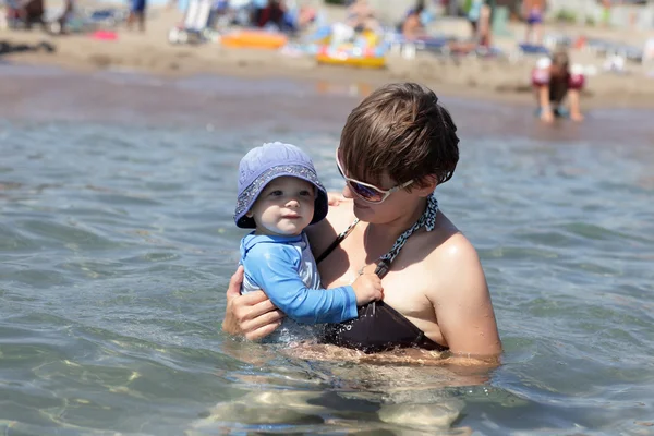 Mother and baby in sea — Stock Photo, Image