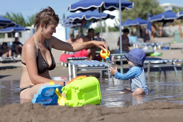 Matka chłopca na plaży — Zdjęcie stockowe