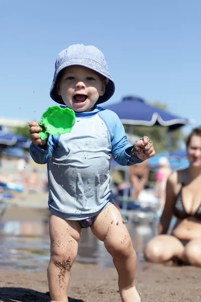 Toddler playing on a beach — Stock Photo, Image