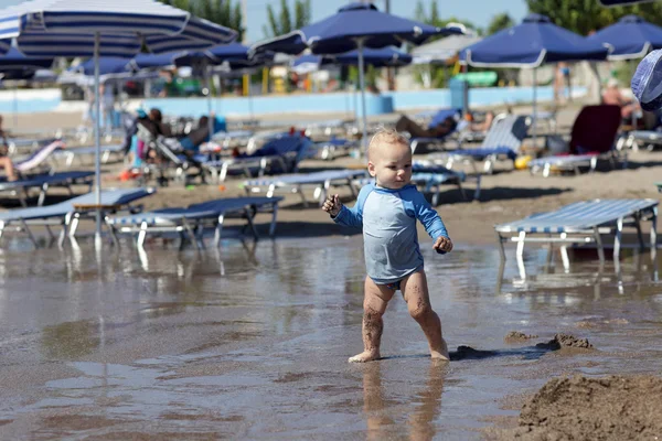 Barn som går på en strand — Stockfoto