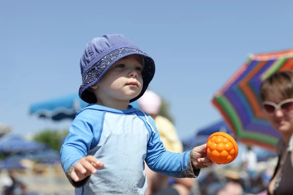 Criança com brinquedo em uma praia — Fotografia de Stock