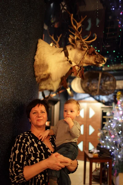 Nonna con bambino nel museo — Foto Stock