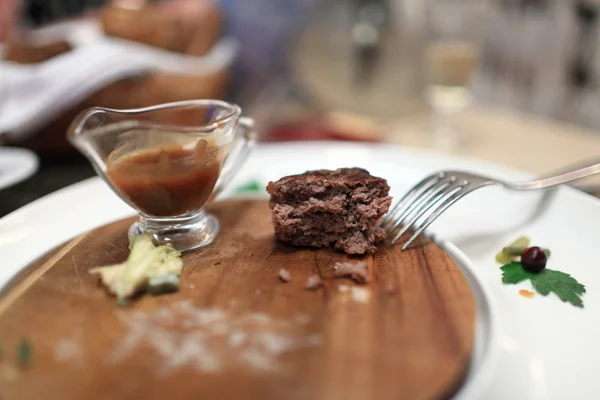 Leftovers on a wooden plate — Stock Photo, Image