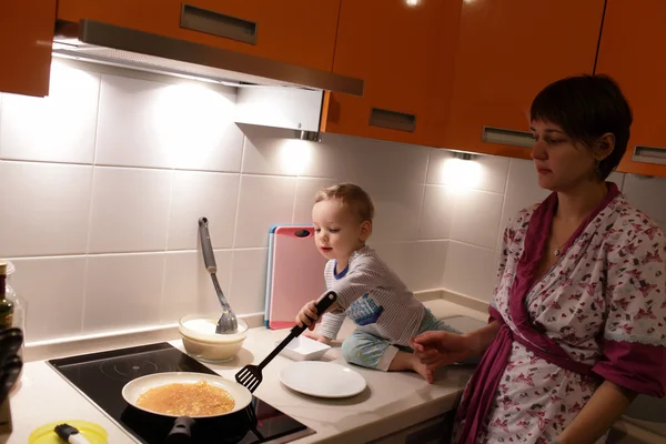 母亲与儿子在厨房 — 图库照片