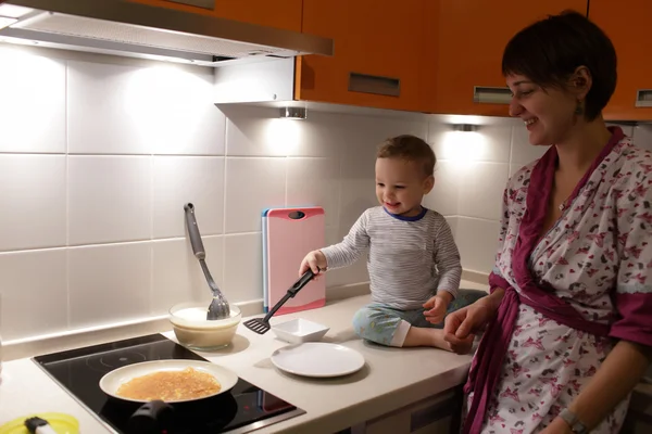 Madre con niño en la cocina —  Fotos de Stock