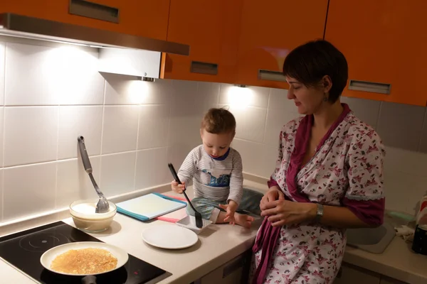 Familia en la cocina —  Fotos de Stock