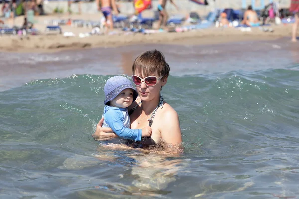 Mamma och pojke i havet — Stockfoto