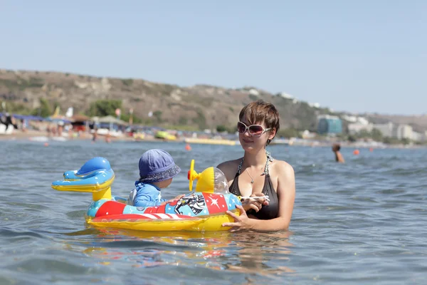 Anne ve bebek denizde Yüzme — Stok fotoğraf