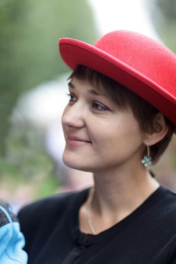 komik şapkalı kadın