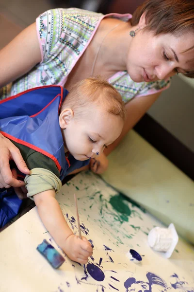 Mother with toddler drawing picture — Stock Photo, Image