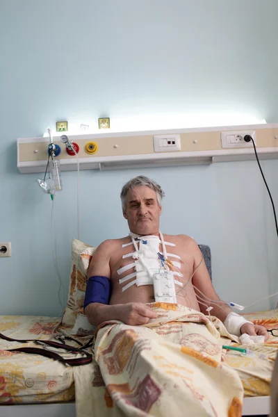 Paciente sentado em uma cama — Fotografia de Stock