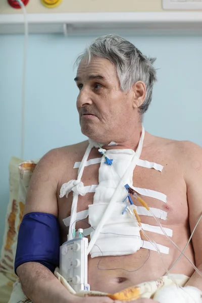 Starší muž s kardiostimulátorem — Stock fotografie