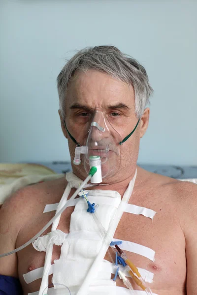 Man with oxygen mask — Stock Photo, Image