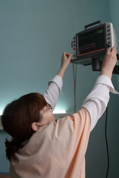 Enfermera que fija monitor de paciente — Foto de Stock