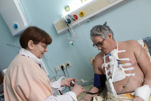 Krankenschwester stellt Blutdruckmessgerät ein — Stockfoto