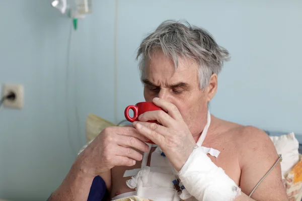 Пациент пьет чай — стоковое фото