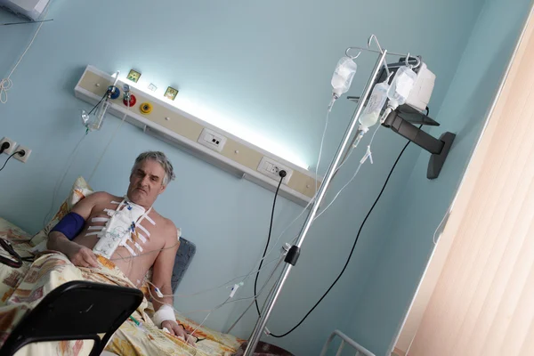 Nachdenklicher Patient auf Krankenhausstation — Stockfoto