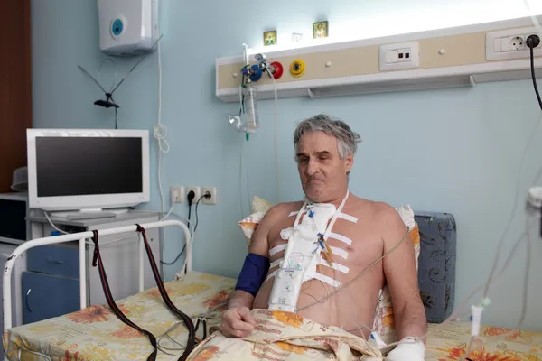 Serious patient in a hospital ward — Stock Photo, Image