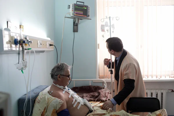 Nurse boy and patient — Stock Photo, Image