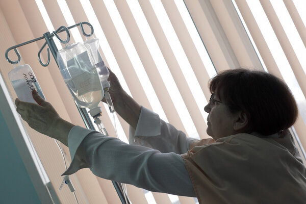 Медсестра устанавливает капельницу
