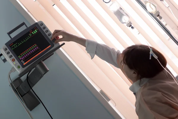 Nurse tuning patient monitor — Stock Photo, Image