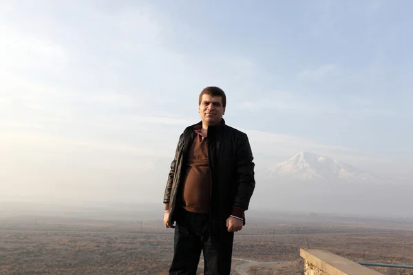 Retrato del hombre sobre fondo de Ararat — Foto de Stock