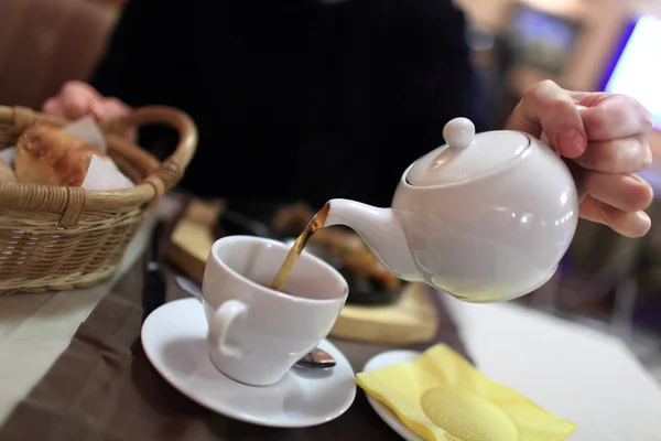 Person pouring tea — Stock Photo, Image