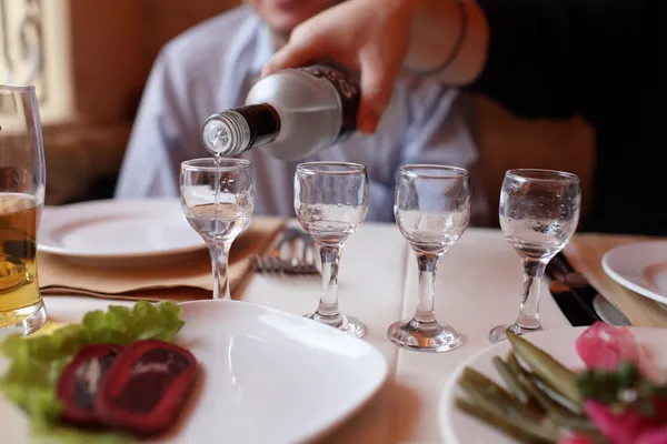 Copos de enchimento de vodka — Fotografia de Stock