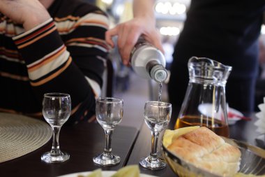 Garson buttles votka bir taverna