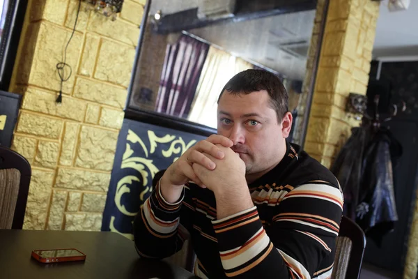 Un homme sérieux dans un pub — Photo